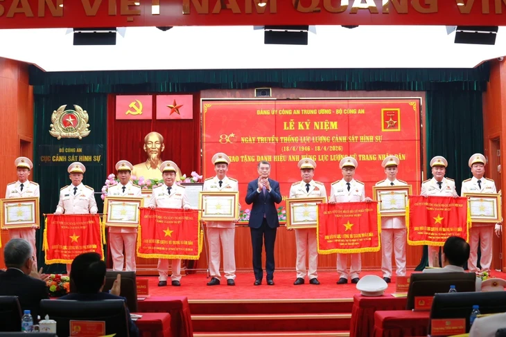 Giám đốc Công an Hà Nội được phong tặng danh hiệu Anh hùng Lực lượng vũ trang nhân dân Giám đốc Công an Hà Nội được phong tặng danh hiệu Anh hùng Lực lượng vũ trang nhân dân