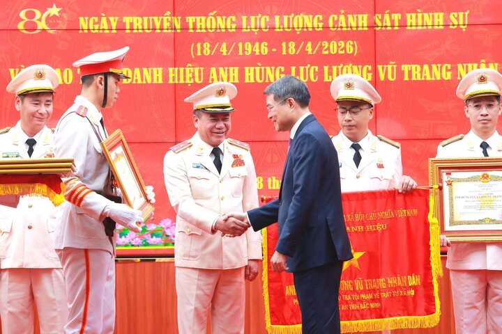 Giám đốc Công an Hà Nội nhận danh hiệu Anh hùng Lực lượng vũ trang Nhân dân Giám đốc Công an Hà Nội nhận danh hiệu Anh hùng Lực lượng vũ trang Nhân dân
