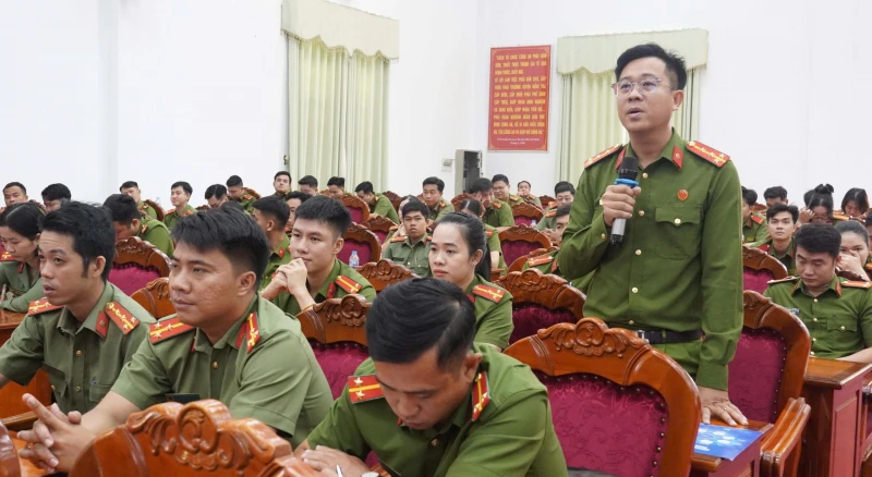 Giám đốc Công an tỉnh Vĩnh Long đối thoại với đoàn viên thanh niên Giám đốc Công an tỉnh Vĩnh Long đối thoại với đoàn viên thanh niên