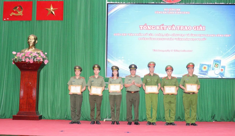 Giám đốc Công an tỉnh Vĩnh Long đối thoại với đoàn viên thanh niên Giám đốc Công an tỉnh Vĩnh Long đối thoại với đoàn viên thanh niên