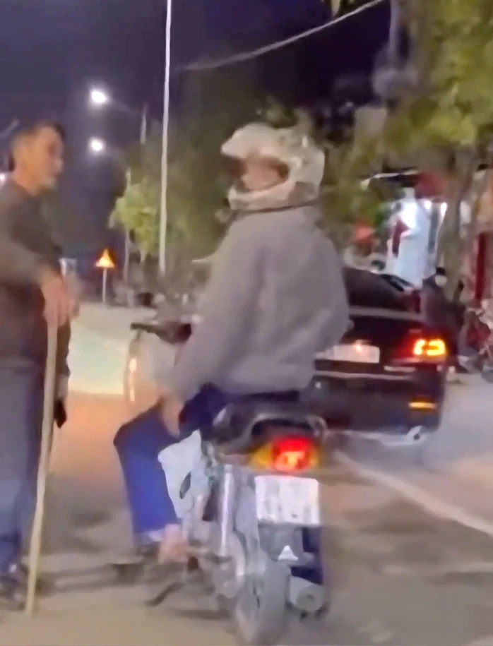 Giám đốc doanh nghiệp ngang nhiên dừng xe giữa đường, dùng gậy “tác động” vào chân người đi xe máy Giám đốc doanh nghiệp ngang nhiên dừng xe giữa đường, dùng gậy “tác động” vào chân người đi xe máy