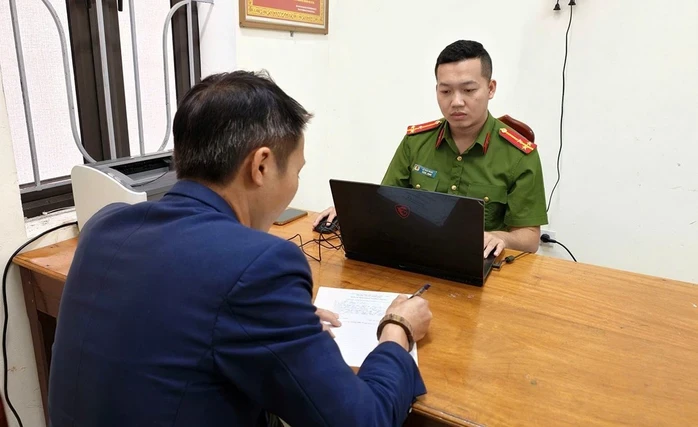 Giám đốc doanh nghiệp ngang nhiên dừng xe giữa đường, dùng gậy “tác động” vào chân người đi xe máy Giám đốc doanh nghiệp ngang nhiên dừng xe giữa đường, dùng gậy “tác động” vào chân người đi xe máy