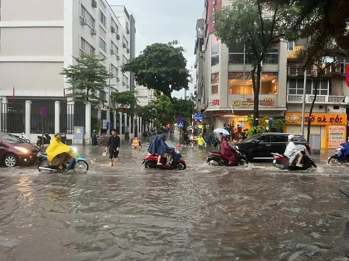 Giám đốc Sở Xây dựng Hà Nội khẳng định mưa 9 / 7 không phải ngập úng Giám đốc Sở Xây dựng Hà Nội khẳng định mưa 9 / 7 không phải ngập úng
