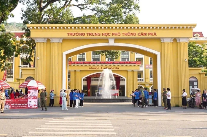 Giám thị gợi ý thí sinh xem bài thi tốt nghiệp THPT 2026 tại Quảng Ninh Giám thị gợi ý thí sinh xem bài thi tốt nghiệp THPT 2026 tại Quảng Ninh