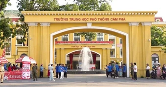 Giám thị gợi ý thí sinh xem bài thi tốt nghiệp THPT 2026 tại Quảng Ninh