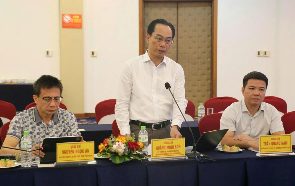 Gian lận thi Quảng Trị 2026: Bộ trưởng Bộ GD&ĐT Hoàng Minh Sơn làm việc với UBND tỉnh Gian lận thi Quảng Trị 2026: Bộ trưởng Bộ GD&ĐT Hoàng Minh Sơn làm việc với UBND tỉnh