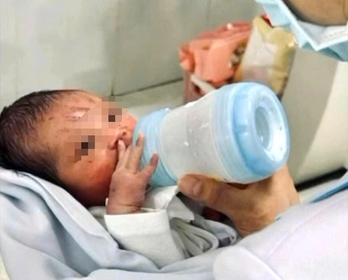 Giao 1 gia đình tại TP Đà Nẵng nuôi dưỡng bé gái bị "vùi lấp" trong lô cao su ở Gia Lai Giao 1 gia đình tại TP Đà Nẵng nuôi dưỡng bé gái bị "vùi lấp" trong lô cao su ở Gia Lai