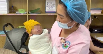 Giao 1 gia đình tại TP Đà Nẵng nuôi dưỡng bé gái bị "vùi lấp" trong lô cao su ở Gia Lai