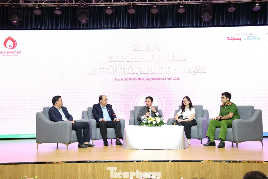 Giao dịch ngân hàng qua mạng: Kẻ lừa đảo tinh vi, nạn nhân ngợp về khoản lợi 'từ trên trời rơi xuống' Giao dịch ngân hàng qua mạng: Kẻ lừa đảo tinh vi, nạn nhân ngợp về khoản lợi 'từ trên trời rơi xuống'