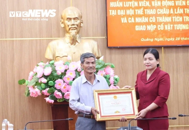 Giao nộp tượng thần khỉ nghìn năm, người đàn ông ở Quảng Ngãi được khen thưởng