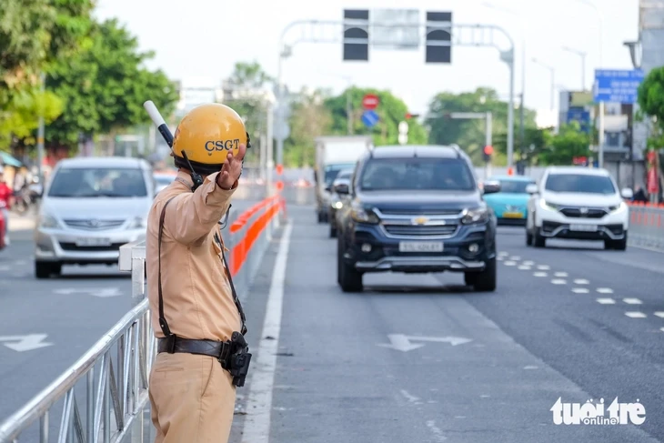 Giao thông đường Cộng Hòa ổn định trong sáng đầu tiên phân làn đảo chiều Giao thông đường Cộng Hòa ổn định trong sáng đầu tiên phân làn đảo chiều