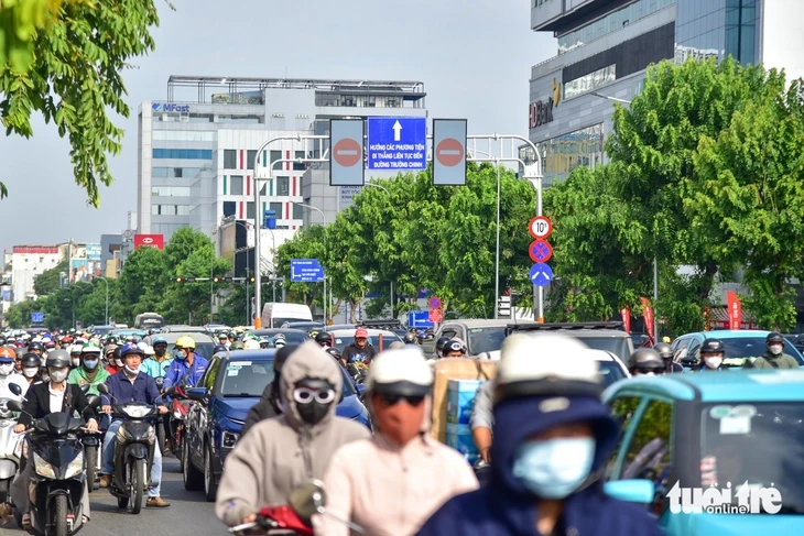 Giao thông đường Cộng Hòa ổn định trong sáng đầu tiên phân làn đảo chiều Giao thông đường Cộng Hòa ổn định trong sáng đầu tiên phân làn đảo chiều