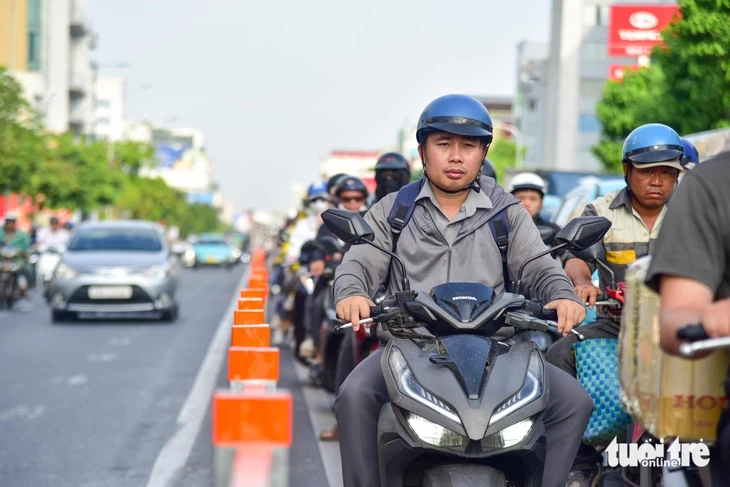 Giao thông đường Cộng Hòa ổn định trong sáng đầu tiên phân làn đảo chiều Giao thông đường Cộng Hòa ổn định trong sáng đầu tiên phân làn đảo chiều
