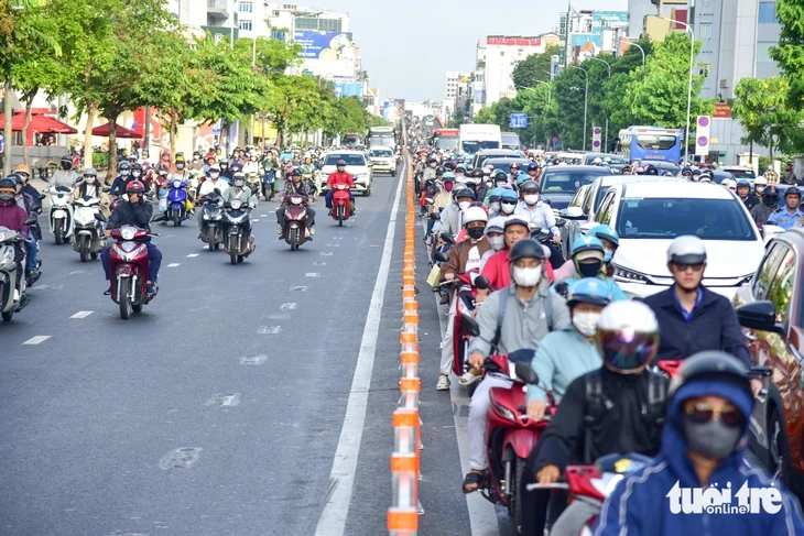 Giao thông đường Cộng Hòa ổn định trong sáng đầu tiên phân làn đảo chiều Giao thông đường Cộng Hòa ổn định trong sáng đầu tiên phân làn đảo chiều