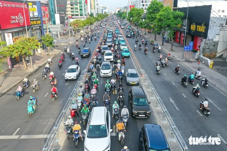 Giao thông đường Cộng Hòa ổn định trong sáng đầu tiên phân làn đảo chiều Giao thông đường Cộng Hòa ổn định trong sáng đầu tiên phân làn đảo chiều