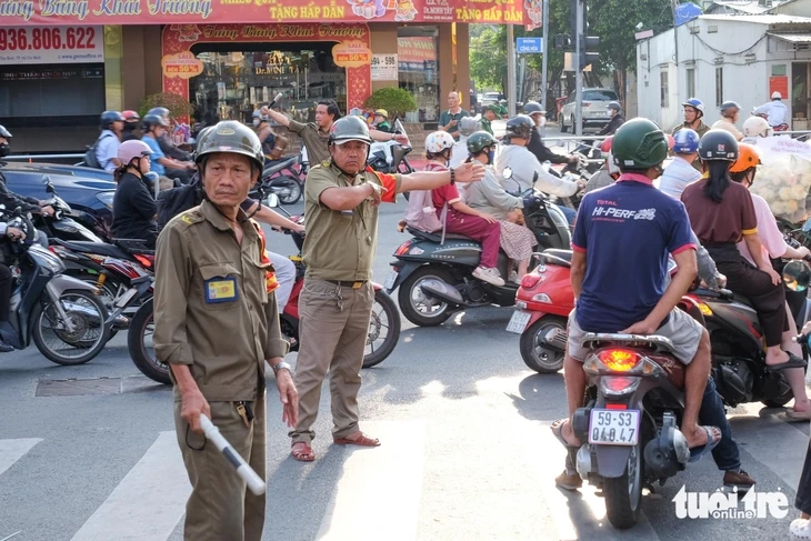Giao thông đường Cộng Hòa ổn định trong sáng đầu tiên phân làn đảo chiều Giao thông đường Cộng Hòa ổn định trong sáng đầu tiên phân làn đảo chiều