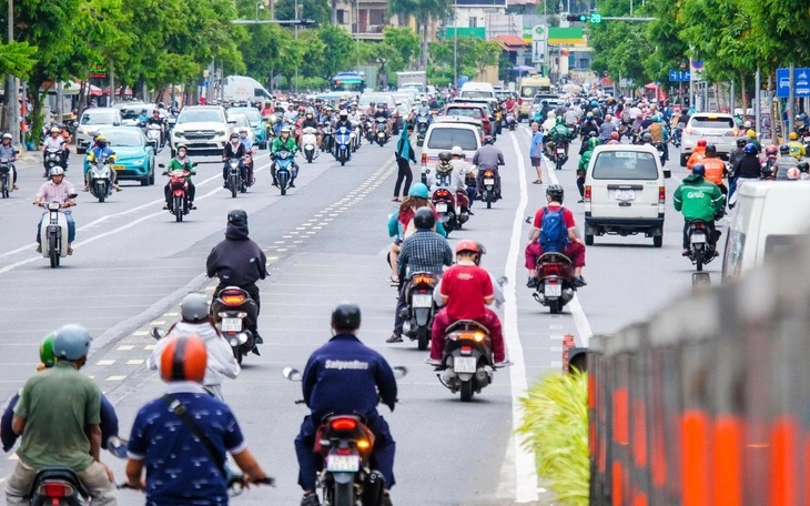 Giao thông đường Cộng Hòa ổn định trong sáng đầu tiên phân làn đảo chiều Giao thông đường Cộng Hòa ổn định trong sáng đầu tiên phân làn đảo chiều