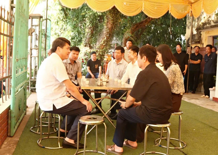 Giấy khen truy tặng cho ông Nguyễn Trọng Khải vì hành động dũng cảm cứu người ở Ninh Bình Giấy khen truy tặng cho ông Nguyễn Trọng Khải vì hành động dũng cảm cứu người ở Ninh Bình