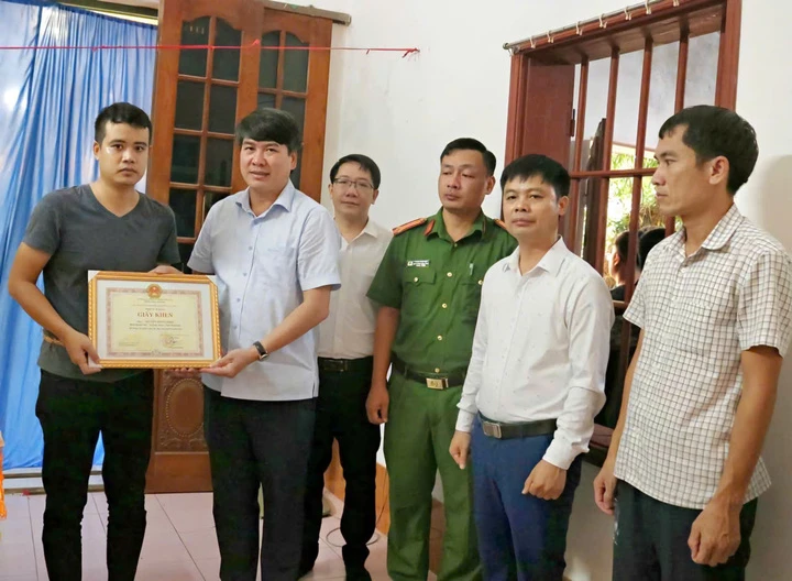 Giấy khen truy tặng cho ông Nguyễn Trọng Khải vì hành động dũng cảm cứu người ở Ninh Bình Giấy khen truy tặng cho ông Nguyễn Trọng Khải vì hành động dũng cảm cứu người ở Ninh Bình