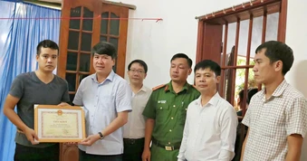 Giấy khen truy tặng cho ông Nguyễn Trọng Khải vì hành động dũng cảm cứu người ở Ninh Bình