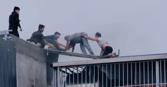 Giây phút cứu người mắc kẹt trong vụ cháy nhà 7 tầng trên đường Lĩnh Nam