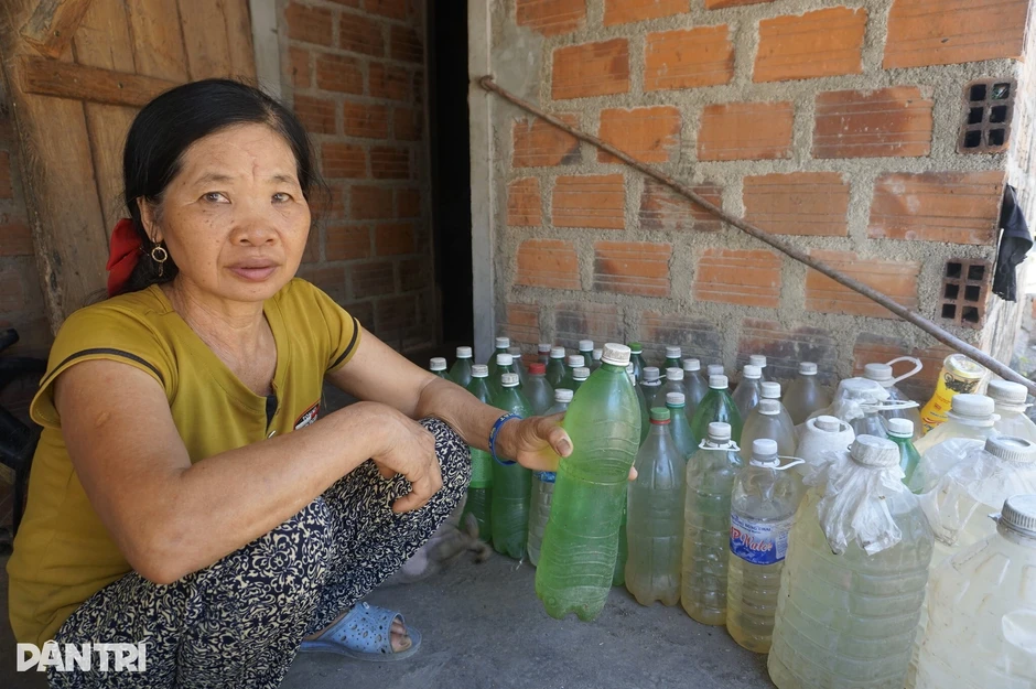 Giếng cạn trơ đáy, người dân đi xin từng can nước Giếng cạn trơ đáy, người dân đi xin từng can nước
