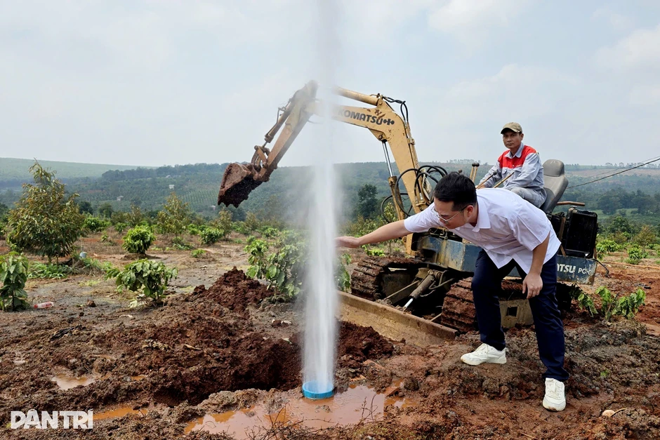 Giếng khoan phun cột khí và nước như vòi rồng: Hơn nửa tháng chưa hạ áp lực Giếng khoan phun cột khí và nước như vòi rồng: Hơn nửa tháng chưa hạ áp lực
