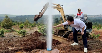 Giếng khoan phun cột khí và nước như vòi rồng: Hơn nửa tháng chưa hạ áp lực