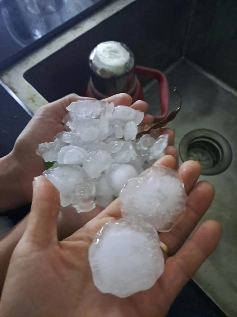 Giông lốc kèm mưa đá cuốn bay mái tôn trường học ở Thanh Hóa Giông lốc kèm mưa đá cuốn bay mái tôn trường học ở Thanh Hóa