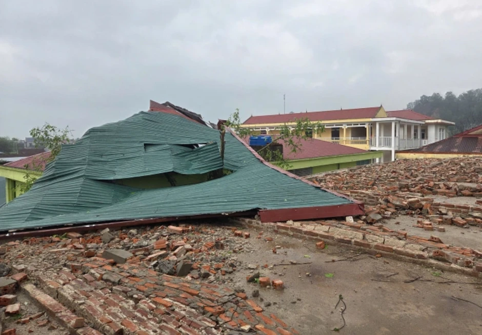Giông lốc kèm mưa đá cuốn bay mái tôn trường học ở Thanh Hóa Giông lốc kèm mưa đá cuốn bay mái tôn trường học ở Thanh Hóa