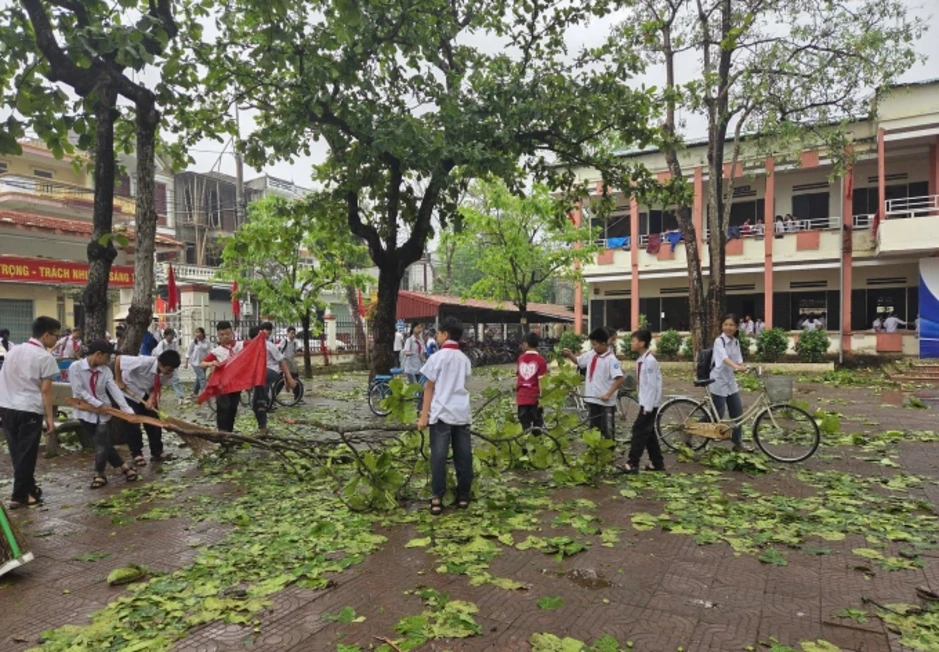 Giông lốc kèm mưa đá cuốn bay mái tôn trường học ở Thanh Hóa Giông lốc kèm mưa đá cuốn bay mái tôn trường học ở Thanh Hóa