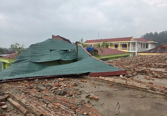 Giông lốc kèm mưa đá cuốn bay mái tôn trường học ở Thanh Hóa