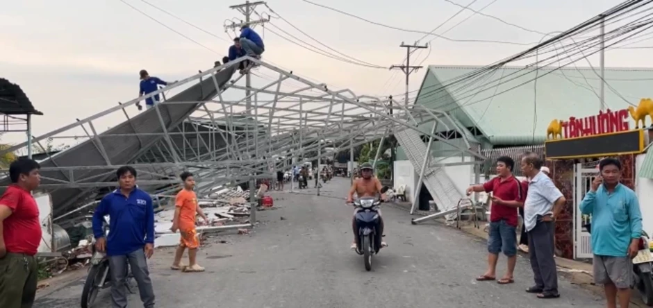 Giông lốc khiến 47 căn nhà ở Đồng Tháp bị sập, tốc mái Giông lốc khiến 47 căn nhà ở Đồng Tháp bị sập, tốc mái