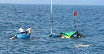 Giông lốc làm chìm tàu cá Quảng Ngãi, 33 ngư dân được cứu, 3 người mất tích