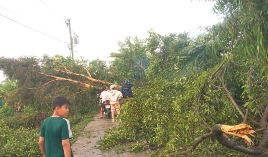 Giông lốc làm hơn 90 nhà dân ở Cà Mau hư hỏng Giông lốc làm hơn 90 nhà dân ở Cà Mau hư hỏng