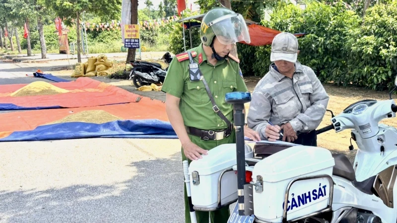 Giữ bình yên từ những con đường quê ở vùng “đất lửa” Giữ bình yên từ những con đường quê ở vùng “đất lửa”