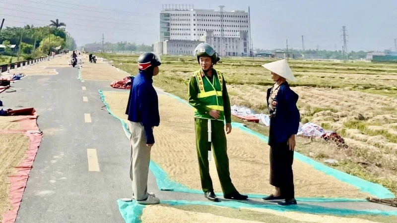 Giữ bình yên từ những con đường quê ở vùng “đất lửa” Giữ bình yên từ những con đường quê ở vùng “đất lửa”