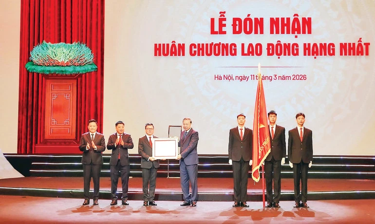 Giữ vững bản sắc tờ báo của Đảng, tiếng nói của nhân dân Giữ vững bản sắc tờ báo của Đảng, tiếng nói của nhân dân