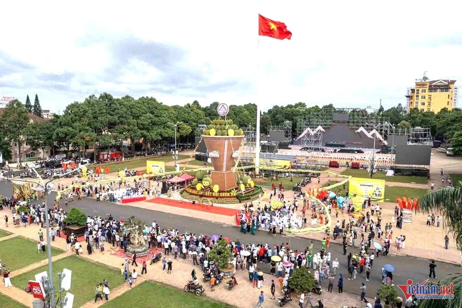Gùi khổng lồ của đồng bào các dân tộc Tây Nguyên hút du khách Gùi khổng lồ của đồng bào các dân tộc Tây Nguyên hút du khách