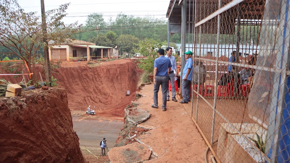 Hạ cốt nền đường, nhà dân chênh vênh bên mép vực sâu: Sai quy trình ở đâu? Hạ cốt nền đường, nhà dân chênh vênh bên mép vực sâu: Sai quy trình ở đâu?