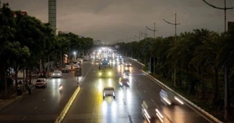 Hà Nội 9h trời vẫn tối sầm, vài nơi đang mưa lớn