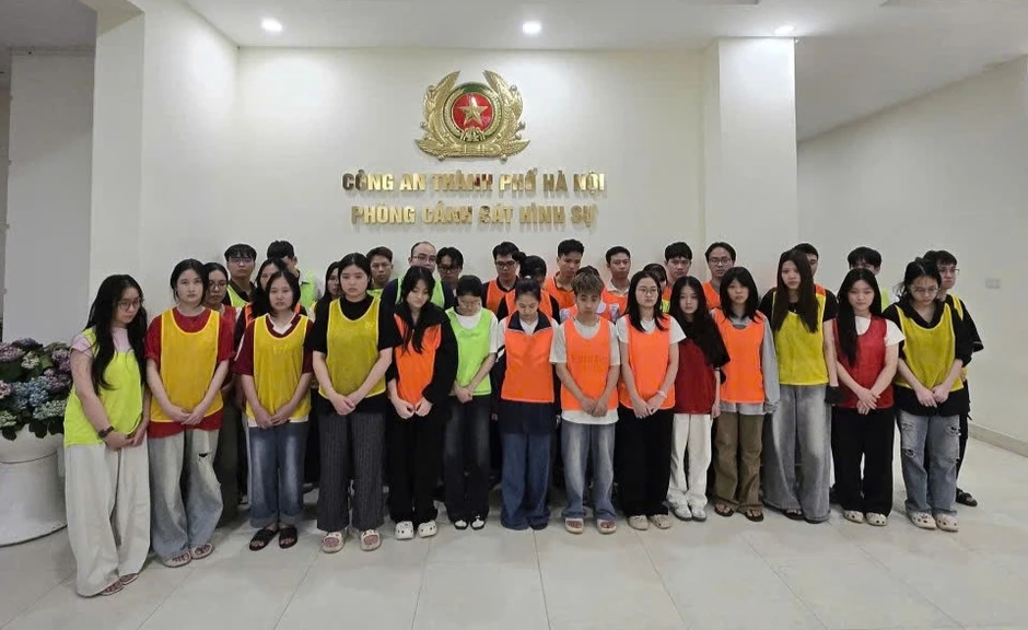 Hà Nội: Bắt giám đốc công ty sinh năm 1995 và 17 nhân viên Hà Nội: Bắt giám đốc công ty sinh năm 1995 và 17 nhân viên