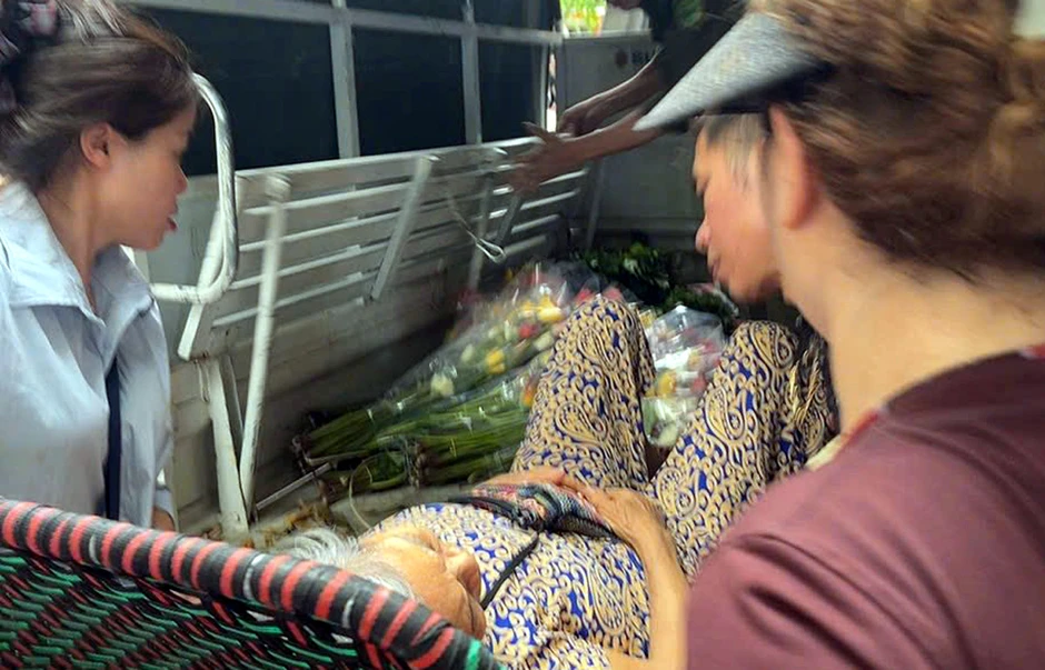 Hà Nội: Bị ngã ở chợ Thành Công, cụ bà 80 tuổi được công an hỗ trợ khẩn cấp Hà Nội: Bị ngã ở chợ Thành Công, cụ bà 80 tuổi được công an hỗ trợ khẩn cấp