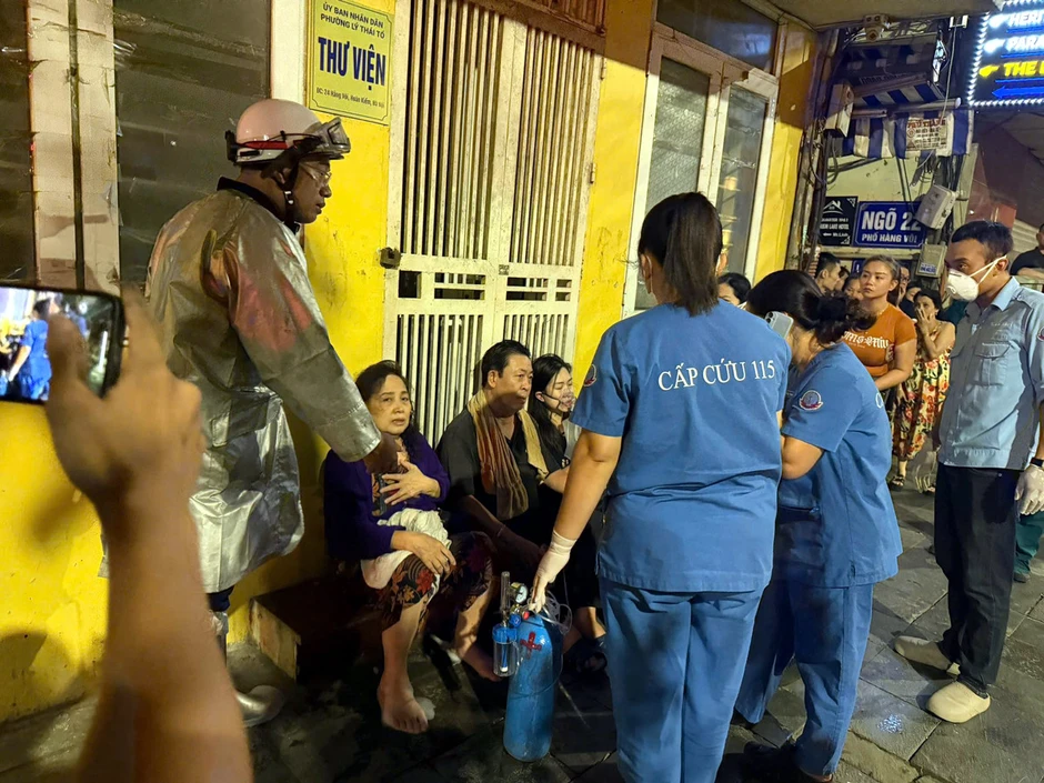 Hà Nội: Cháy cửa hàng cháo trên phố Hàng Vôi, giải cứu 4 người mắc kẹt Hà Nội: Cháy cửa hàng cháo trên phố Hàng Vôi, giải cứu 4 người mắc kẹt