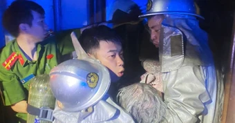 Hà Nội: Cháy nhà có 2 người mắc kẹt bên trong lúc rạng sáng