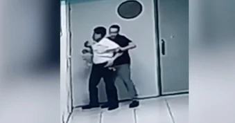 Hà Nội: Chủ siêu thị xông đến căn hộ chung cư đập cửa, chửi bới hai bà lão