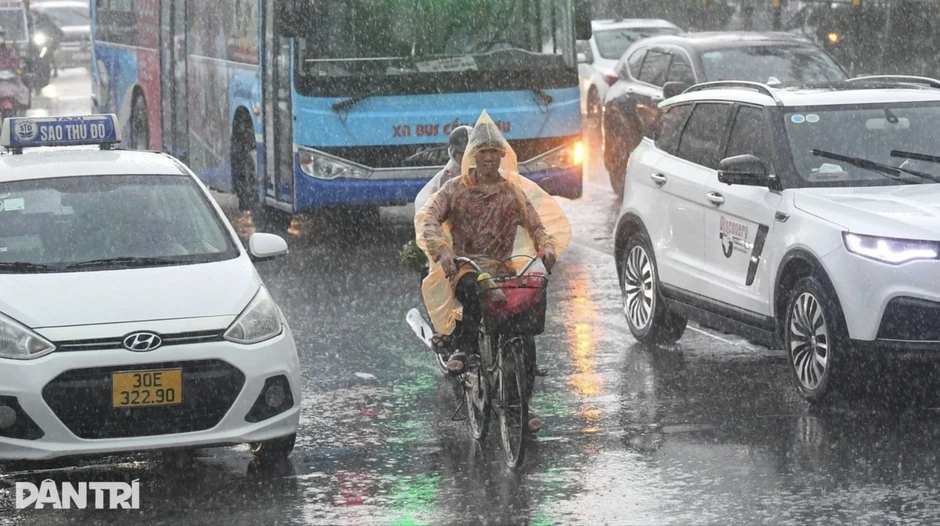 Hà Nội có mưa dông, miền Trung tiếp tục nắng nóng Hà Nội có mưa dông, miền Trung tiếp tục nắng nóng