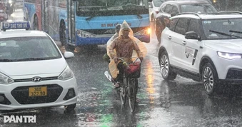 Hà Nội có mưa dông, miền Trung tiếp tục nắng nóng