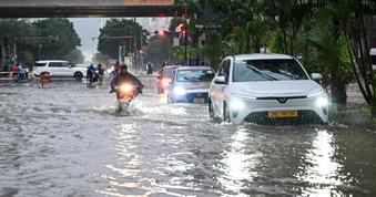 Hà Nội có nơi mưa gần 200mm, nhiều tuyến phố ngập sâu