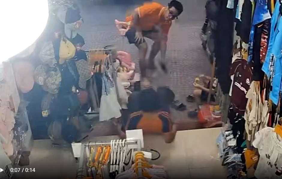 Hà Nội: Công an điều tra vụ người đàn ông lao vào đá người mẹ trẻ ngã ngửa Hà Nội: Công an điều tra vụ người đàn ông lao vào đá người mẹ trẻ ngã ngửa